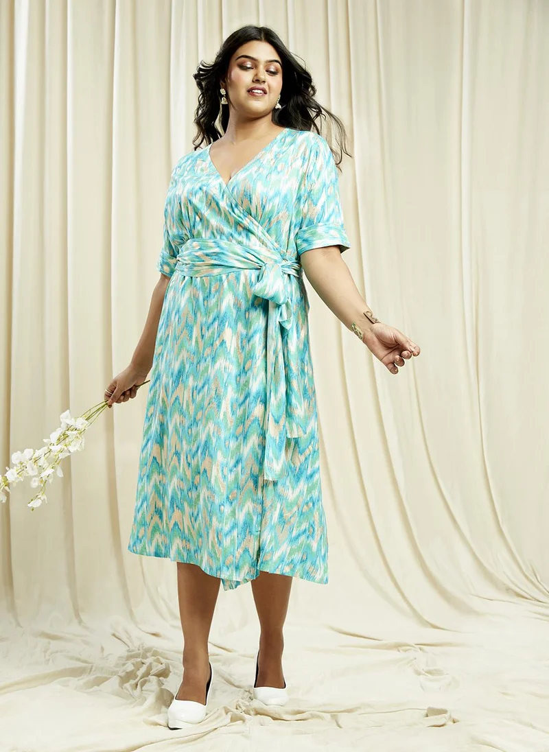 جلو باص فستان ميدي نسائي جلوبلس أزرق بياقة على شكل حرف  وطبعات شيفرون، مقاس كبير، بحزام